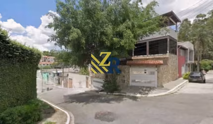 Linda casa com 190m² e piscina à venda no Jd Esmeralda  - 3 dormitórios com closet - 4 vagas