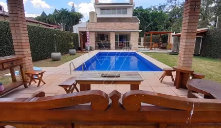Conforto e Elegância: Casa com 2 Suítes, Pé-Direito Duplo e Piscina - Jd Mediterrâneo