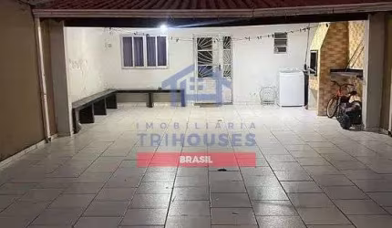 Linda Casa à venda no Bairro Uberaba, com 2 dormitórios, churrasqueira e garagem para 4 carros por