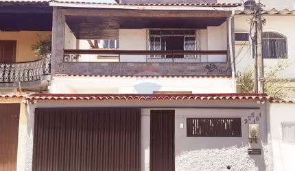 Casa à venda-850 mil-304m²-5 qts-2 suítes-5 banheiros-3 vagas-Portuguesa/RJ