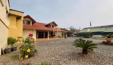 Casa Frente Mar com Amplo Terreno – 4 Dormitórios em Meia Praia, Navegantes/SC