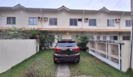 Casa em condomínio fechado com 4 quartos à venda na Rua Oswaldo Lussac, Pechincha, Rio de Janeiro, 113 m2 por R$ 300.000