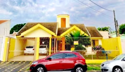 Casa para Venda em Maringá, Zona 08, 3 dormitórios, 2 suítes, 1 banheiro, 4 vagas