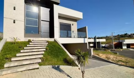 Casa a venda em condomínio fechado.