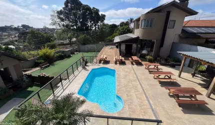 Conforto de uma casa, espaço de uma chácara.
