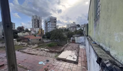 Terreno no Centro à venda com 15 de frente.