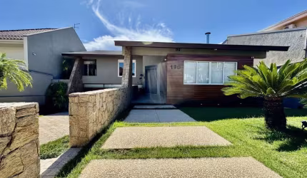 Confira essa casa à venda no Jardim América com 4 suítes