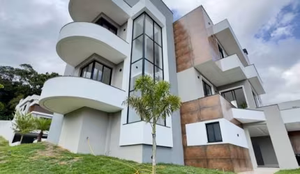 Casa no Vale dos Vinhedos à venda com 4 suítes