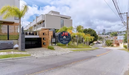 Tríplex exclusivo em condomínio, 3 suítes e amplo terreno nos fundos com 80m²