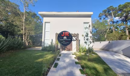 Casa em condomínio, com 3 suítes e com um bosque único e privativo