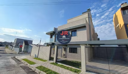 Tríplex de esquina, com 3 quartos sendo uma suíte e amplo terreno