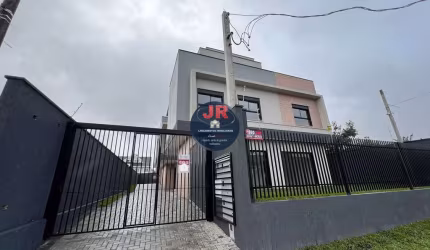 Sobrado em condomínio, na melhor localização do Xaxim