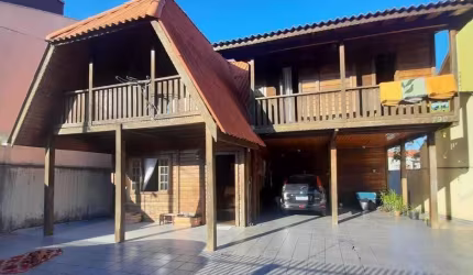 Sobrado de Madeira em Pinhais