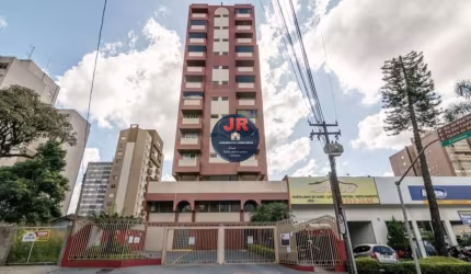 Apartamento com três quartos sendo um deles uma suíte, no Bacacheri