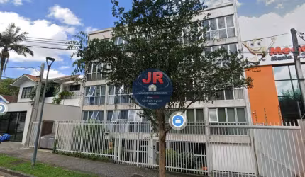 Apartamento amplo, todo reformado, com três quartos sendo uma suíte