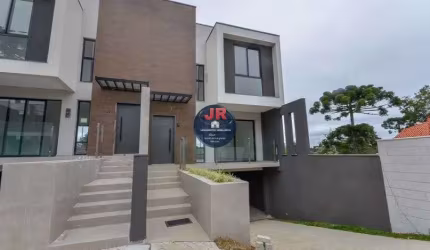 Tríplex em Condomínio, 3 quartos sendo uma suíte com closet, 3 vagas e espaço nos fundos