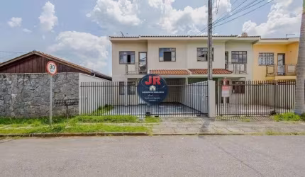 Sobrado de frente para rua com três quartos sendo uma suíte