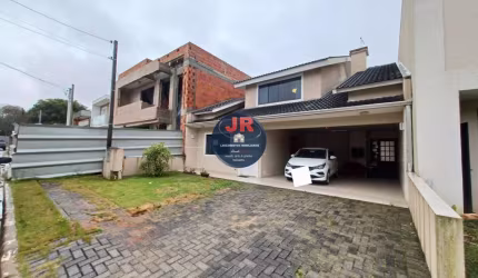 Linda casa térrea em condomínio fechado no bairro Umbará