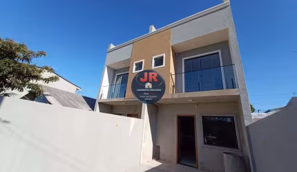 Sobrado novo, com três quartos sendo uma suíte, e um terraço incrível, na melhor localização do Sitio Cercado