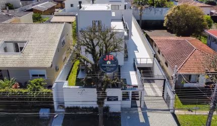 Sobrado triplex com 3 vagas no subsolo lado a lado 3 quartos sendo 1 suíte e terraço com banheiro a venda no guabirotuba