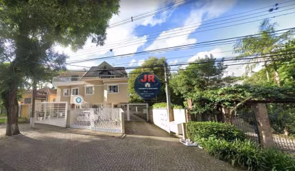 Sobrado Alto Padrão, muito bem localizado no Portão, 3 quartos sendo 1 suíte.