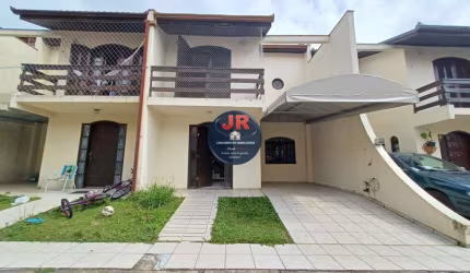 Tríplex em um condomínio calmo e tranquilo em uma rua sem saída, 3 quartos e 2 vagas.