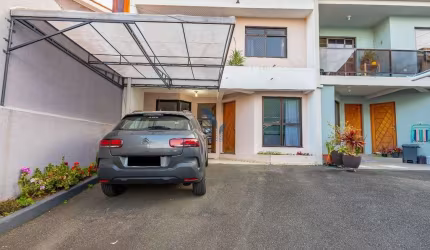 Casa em condomínio fechado com 3 quartos à venda na Rua Lourenço Volpi, 791, Santa Cândida, Curitiba por R$ 430.000