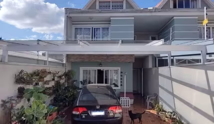 SOBRADO TRIPLEX, 150M² CONSTRUIDO, 3 QUARTOS, SUITE, FRENTE PARA RUA, TERRENO DE 5 X 25, XAXIM, DE 850 MIL POR 639.000