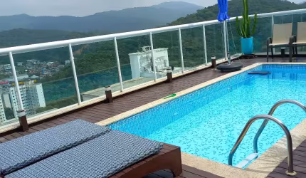 DESLUMBRANTE TRIPLEX DECORADO E MOBILIADO COM PISCINA PRIVATIVA EM BC.