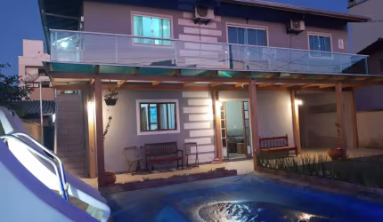 Excelente casa de 2 andares proximo ao centro de camboriu,localização privilegiada rua geral fundos ao hospital de Camboriú local alto livre enchentes.
