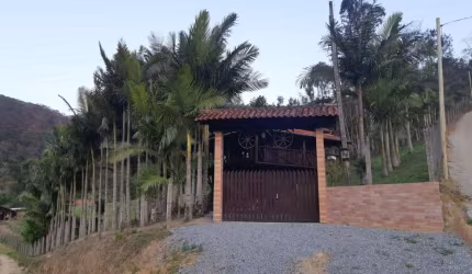 BELÍSSIMO CHÁCARA LOCALIDADE DO CAETEIS MACACOS CAMBORIU, CERCA DE 10 KM DO CENTRO DA CIDADE .