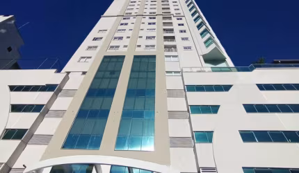 Venha morar neste belo e luxuoso prédio no Centro de Balneário Camboriú