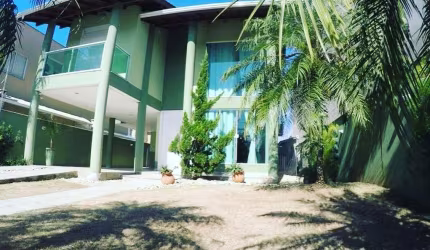 EXCELENTE CASA NO CENTRO DE CAMBORIÚ.