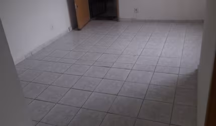 Apartamento de 2 quartos e vaga reformado e desocupado barbada 140 mil