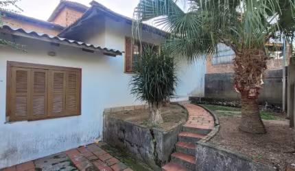 Casa com 2 Quartos, pátio na frente e atrás, churrasqueira e vaga na Zona Leste por 179 mil !!! Barbada !!