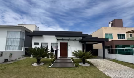 Casa térrea em condomínio fechado