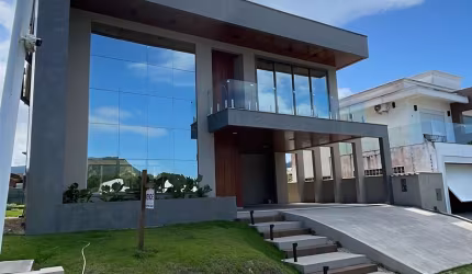 Casa alto padrão em condomínio pertinho da praia