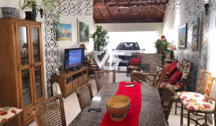 Casa semimobiliada com piscina 50m do mar