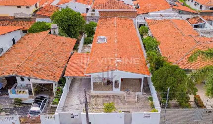 Casa com quintal lateral amplo