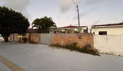 &amp;#127968; Aluguel no Cristo: Casa Grande (250m²), Quintal Espaçoso, 4 Quartos (2 Suítes) e 1 DCE