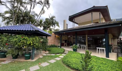CASA EM CONDOMINIO FECHADO COM 4 SUÍTES,5 VAGAS DE GARAGEM,VARANDA GOURMET COM CHURRASQUEIRA,SALA COM 2 AMBIENTES E SALA DE ESTAR.