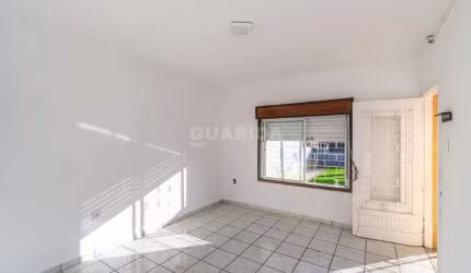 Casa Residencial com pátio, 3 dormitórios e 2 vagas de garagem, no bairro Sarandi