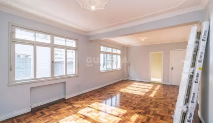 Apartamento com sacada ampla e 3 dormitórios no bairro Centro Histórico.