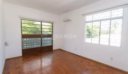 Sobrado espaçoso com 3 dormitórios no bairro Azenha