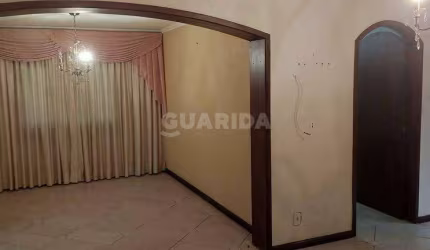 Casa Residencial com 350m², com 4 dormitórios no Bairro Partenon