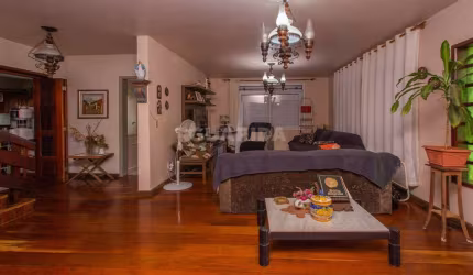 Casa Residencial com 5 dormitórios, sendo 1 suíte, e 3 vagas de garagem no bairro Teresópolis
