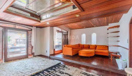 Casa Residencial/Sobrado com 6 dormitórios, sendo 1 suíte, e 3 vagas de garagem no bairro Tristeza