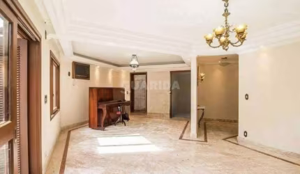Casa com 3 dormitórios, sendo 1 suíte, e 2 vagas de garagem no bairro Menino Deus