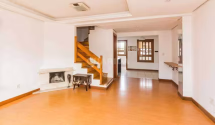 Casa Residencial com 3 dormitórios e 4 vagas de garagem, no bairro Jardim Itú Sabará