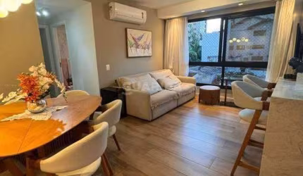 Apartamento mobiliado com 2 dormitórios, sendo 1 suíte, e 1 vaga de garagem no bairro Petrópolis